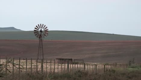 Windmühle-Drehen-Auf-Einem-Bauernhof