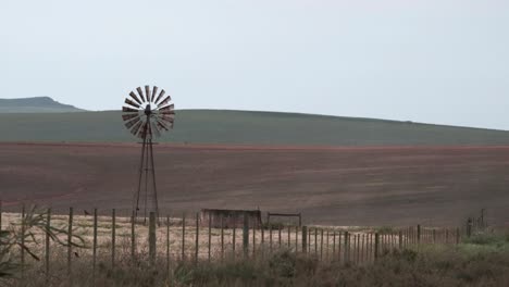 Molino-De-Viento-Girando-En-Una-Granja