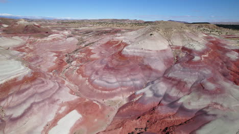 drone volando sobre la geología única en las colinas de bentonita, día soleado en utah, ee.uu.