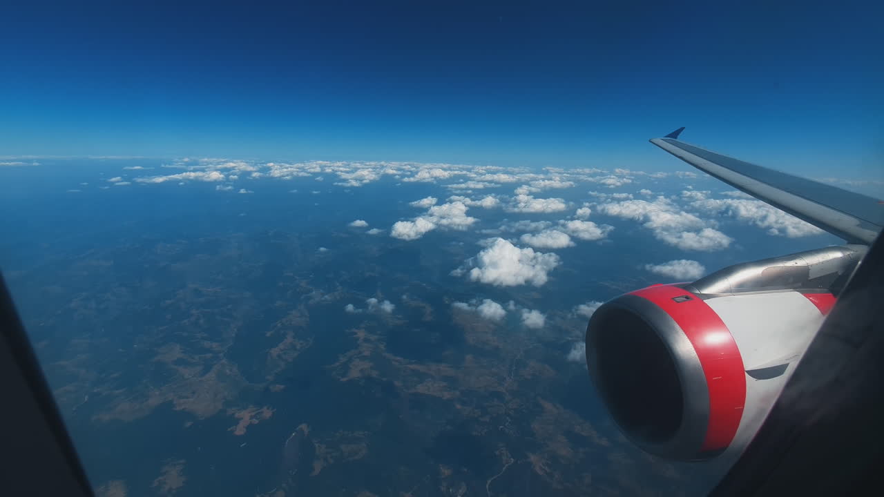 vista de las nubes y el paisaje por la ventana del avión