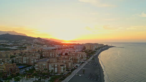 Antena-Escénica-De-Puesta-De-Sol-Naranja-Dorada,-Disparo-De-Drones-Nocturnos-En-La-Playa,-Málaga,-España