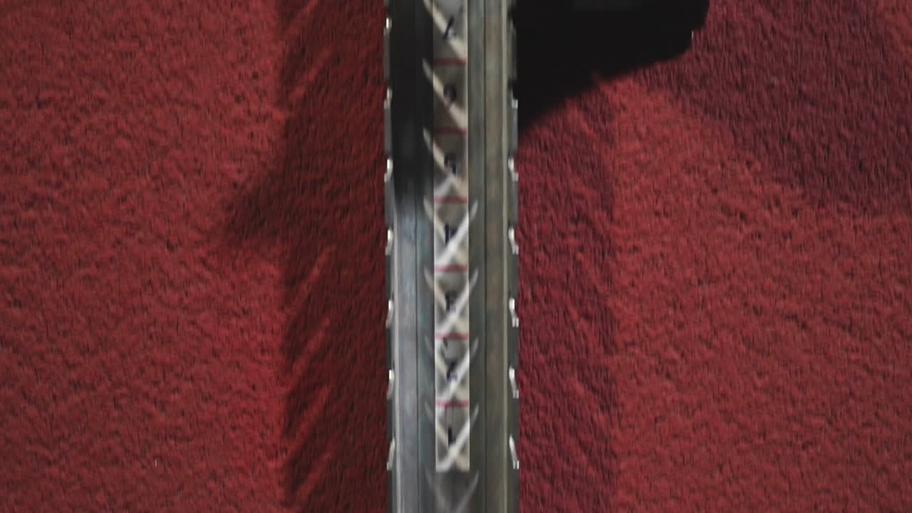 스니커 신발을 입은 선수들이 스포츠 컴플렉스의 트랙에서 패드를 달리고 느린 움직임으로 달리고 있습니다.