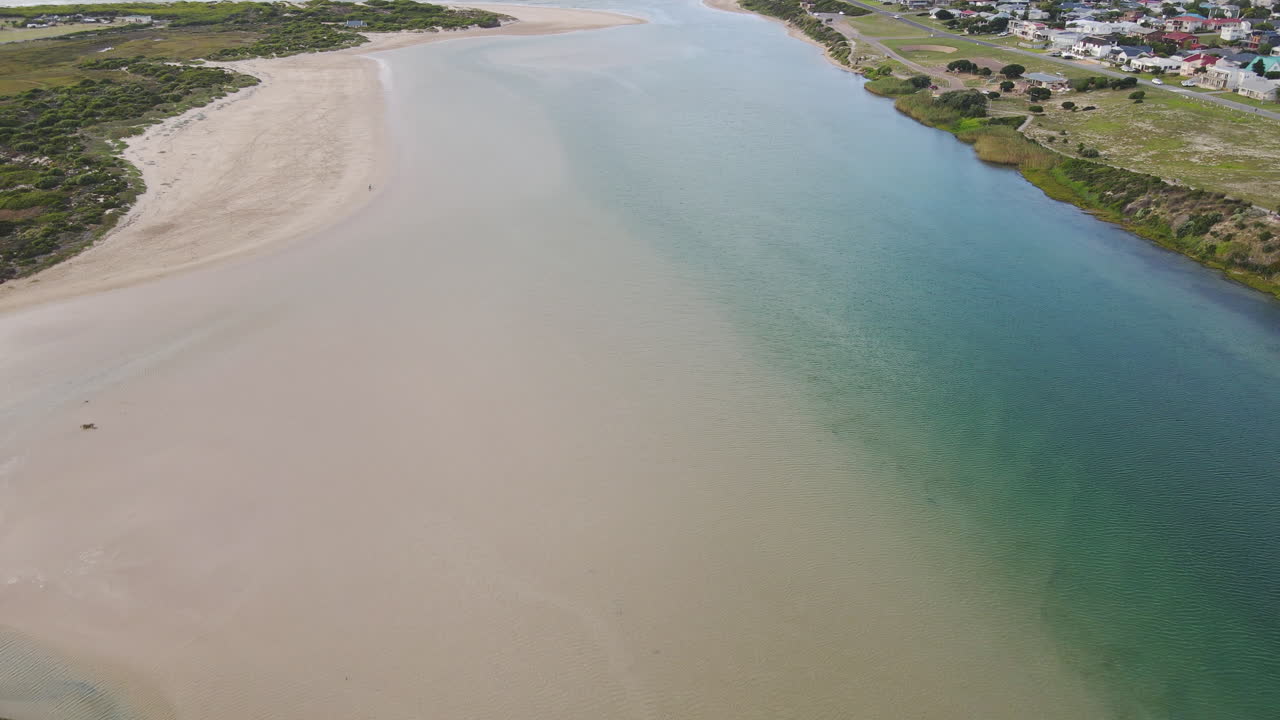 largo tramo de playa de arena a lo largo del río estuario de goukou, vista arial
