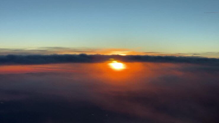 Tramonto dal cielo: la prospettiva di un pilota durante un volo in direzione ovest a 12000 metri di altezza in fase di crociera