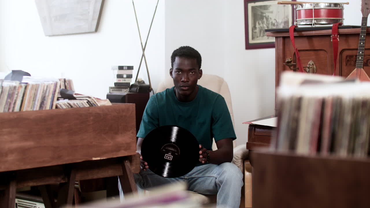 Afro-Amerikaanse man in een muziekwinkel
