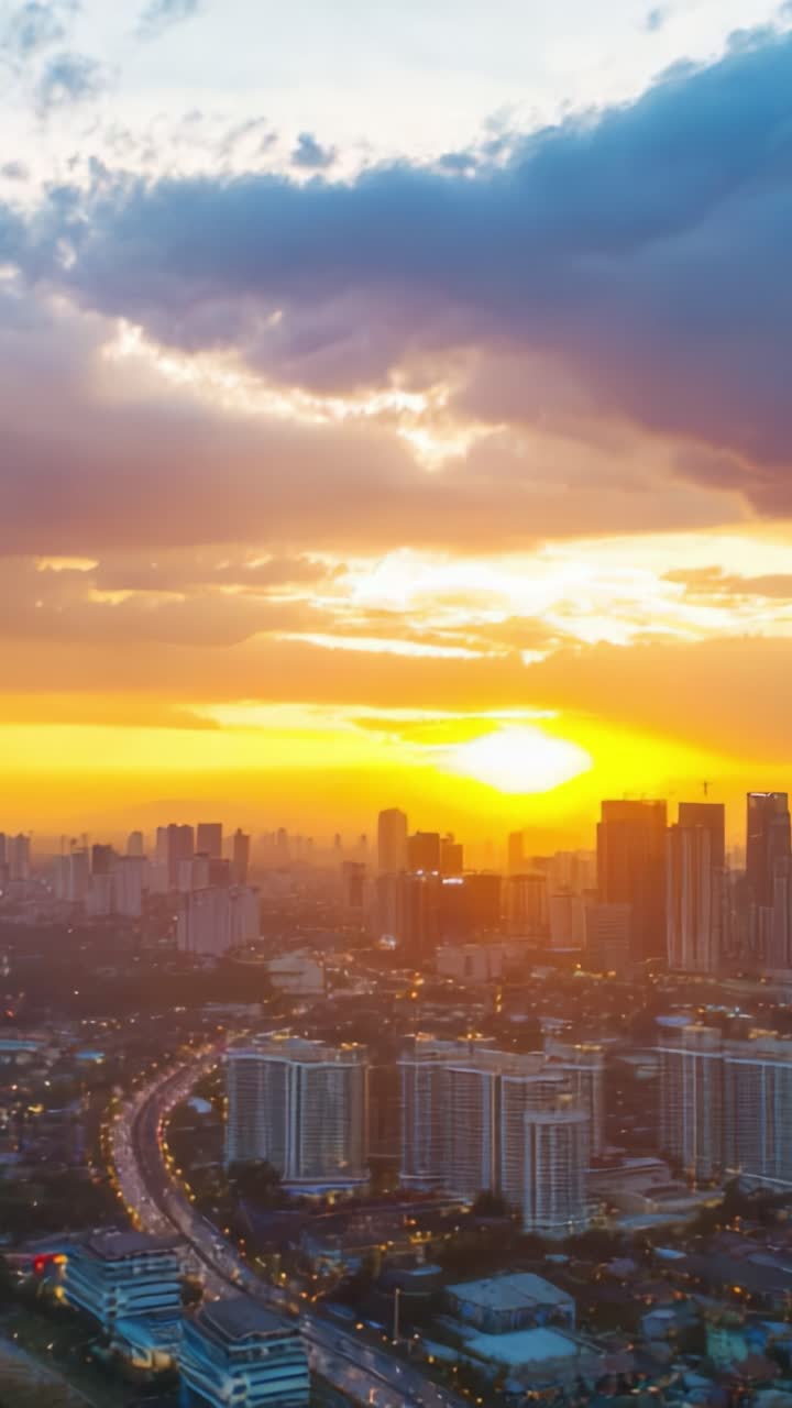 Transformação impressionante: um contraste de tirar o fôlego entre o pôr do sol e o anoitecer no horizonte urbano, iluminado em cores vibrantes e luzes da cidade