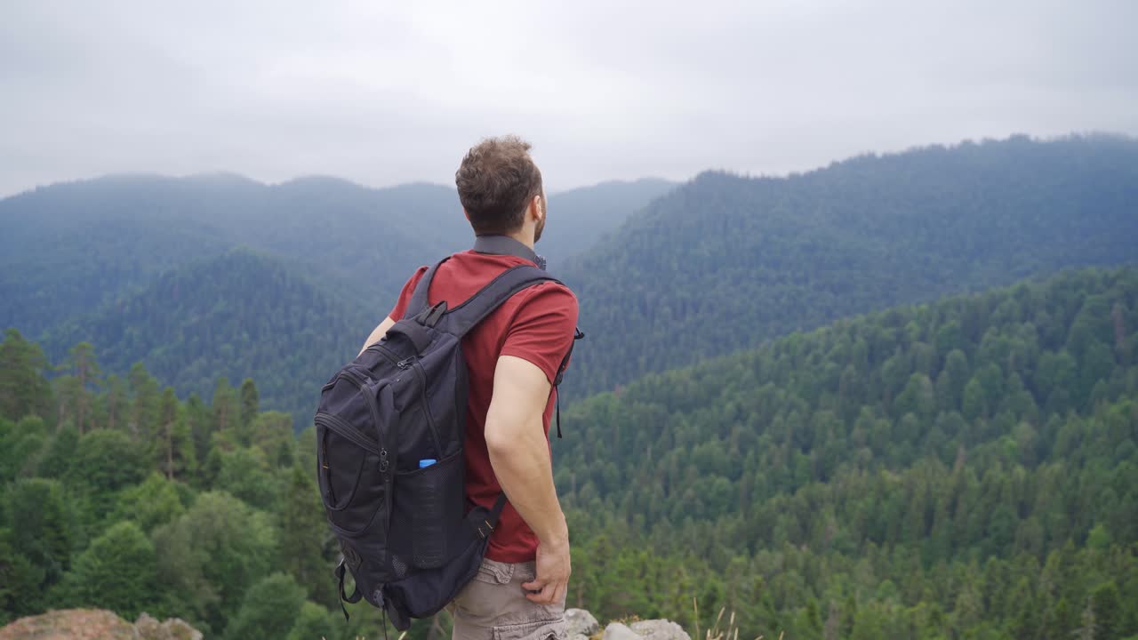 정상에서 손을 펴는 사람.