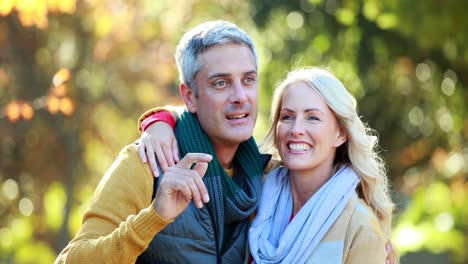 Pareja-Abrazándose-Y-Señalando-Con-El-Dedo-En-El-Parque