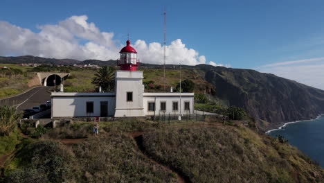 faro de ponta do pargo: un icono de la isla de madeira - una toma que se centra en el faro, destacando su importancia como atracción turística en la isla