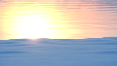 Reflejo-De-La-Luz-Del-Sol-En-El-Agua-Y-La-Costa-Cubierta-De-Nieve