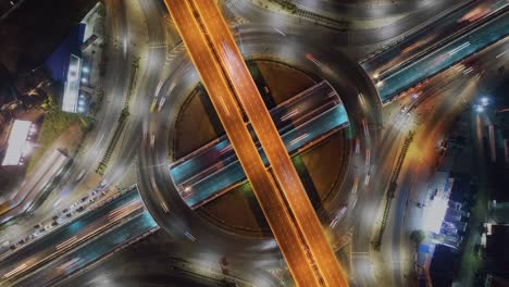 vista aérea de lapso de tiempo y vista superior del tráfico alrededor de la carretera y el edificio