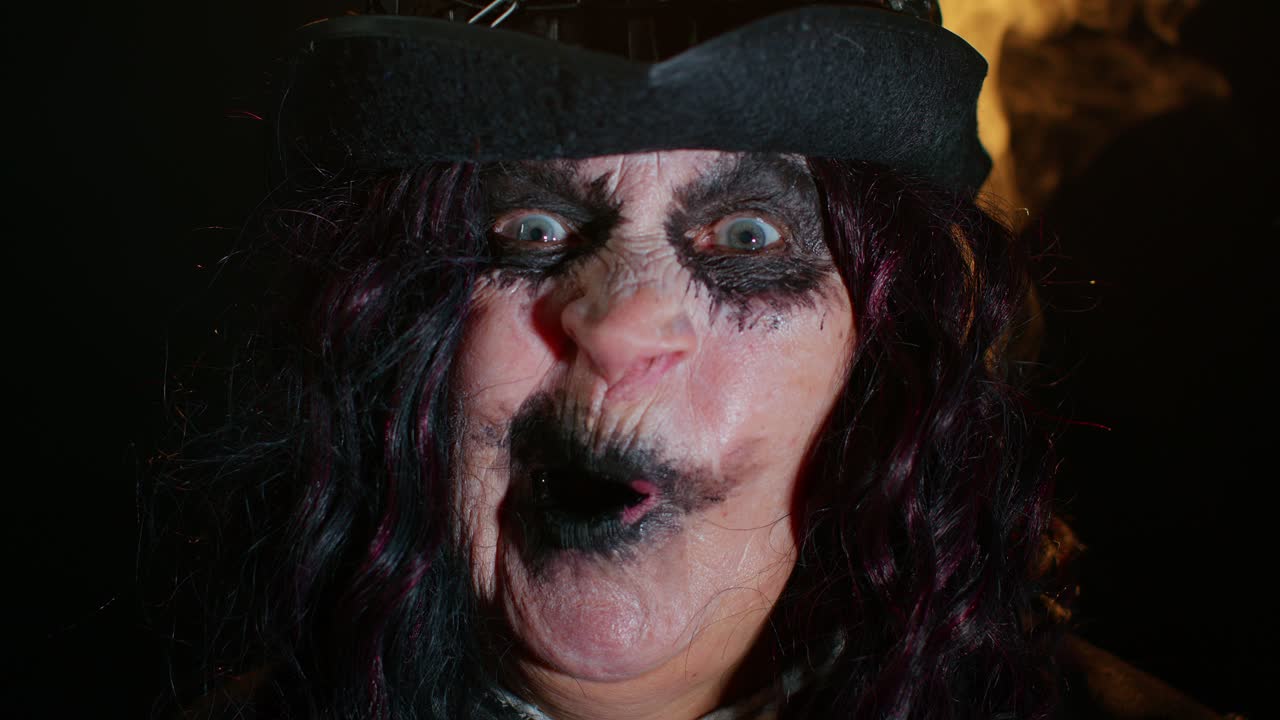 mujer siniestra con horrible aterrador halloween maquillaje de bruja en disfraz haciendo caras tratando de asustar