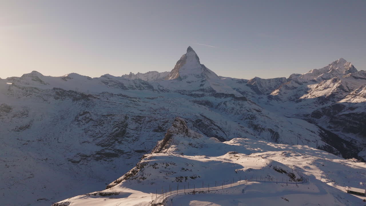 toma aérea en suiza en la ciudad de zermatt con la montaña matterhorn