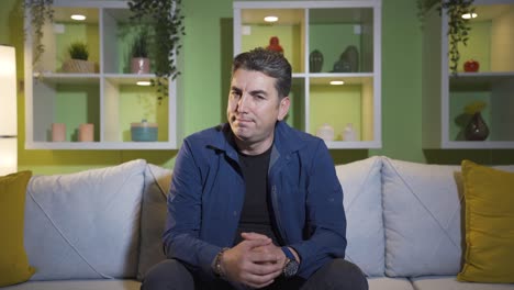 un hombre exitoso, problemático y triste mirando a la cámara.