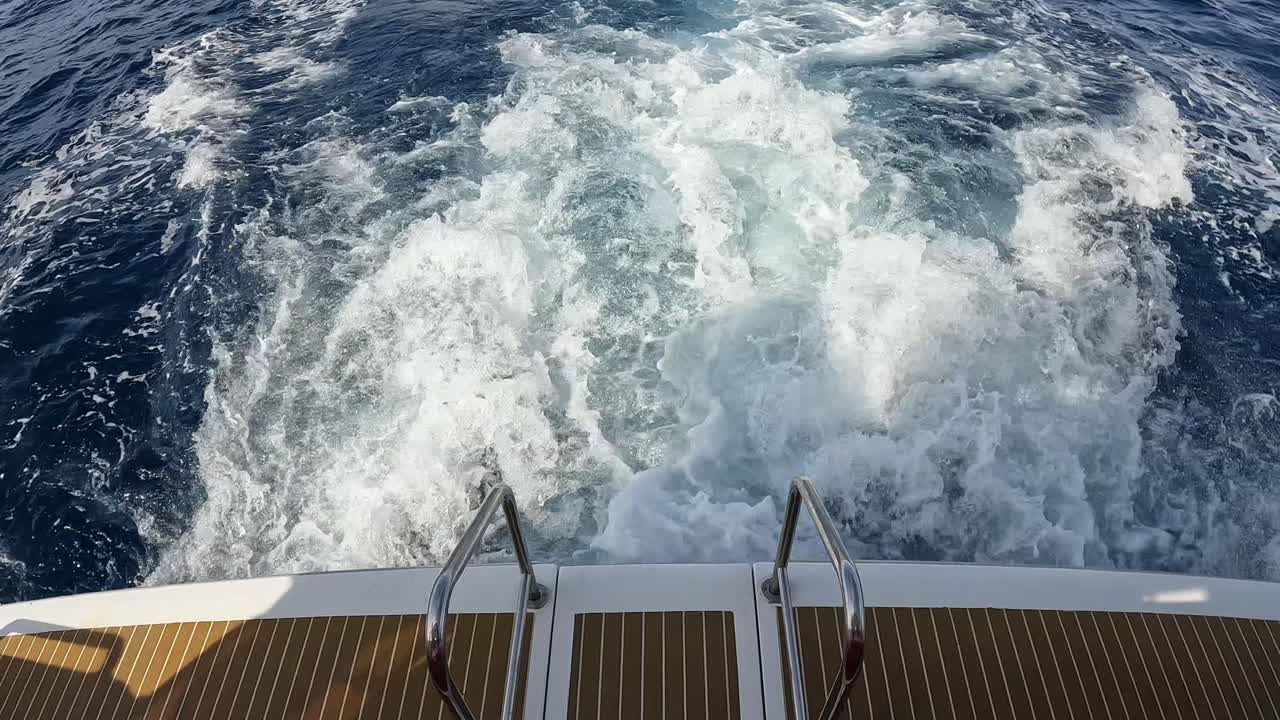 Zeitlupe eines Bootes, das sich von der Küste Teneriffas, Kanarische Inseln, entfernt.