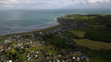 Vuelo-De-Drones-Sobre-Riverton-Con-Vista-Sobre-La-Bahía-De-Hendersons,-Nueva-Zelanda