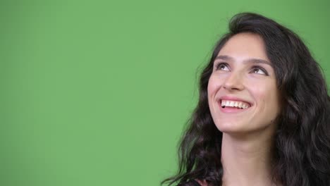 el rostro de una joven feliz y hermosa mujer pensando