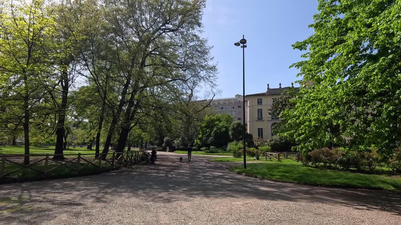 personas caminando en un parque soleado