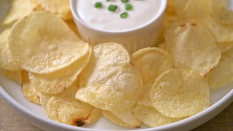 papas fritas con salsa de crema agria