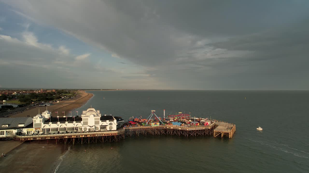 Panoramica Aerea del Molo di South Parade, Southsea, Portsmouth, al Tramonto sulla Costa del Solent, Regno Unito.