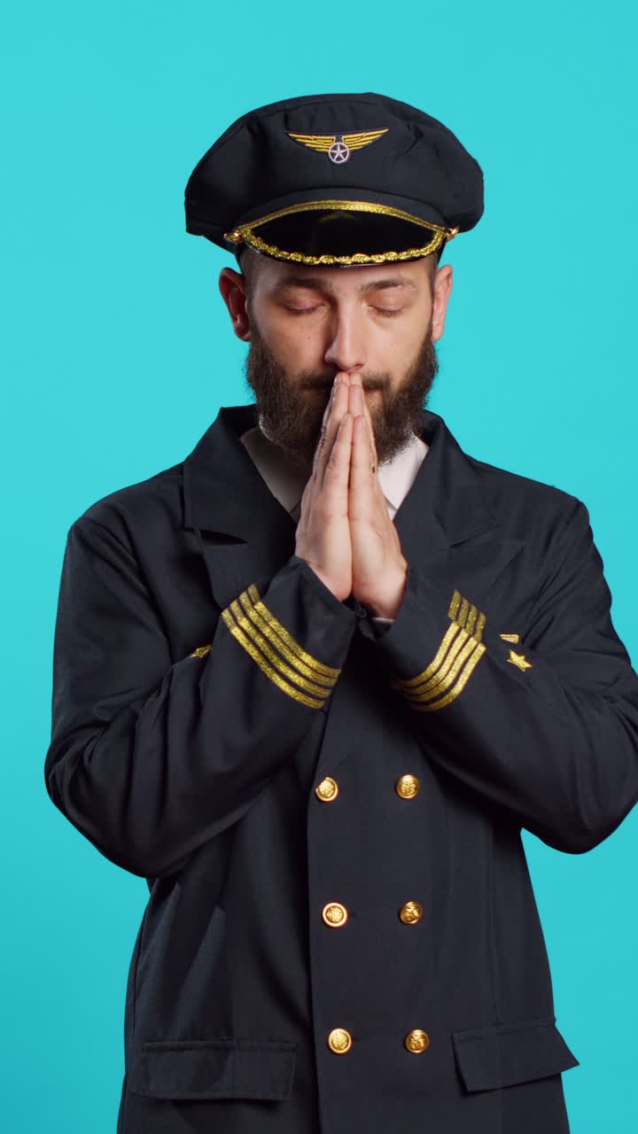 Video verticale: capitano dell'equipaggio aereo spirituale che prega Dio in studio