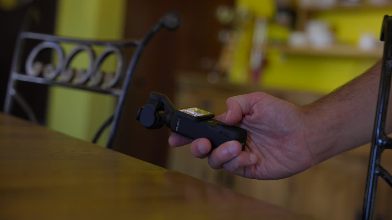 grabación de vlogger en la superficie de la mesa con dji osmo bolsillo 3 estabilizado cámara móvil portátil gimbal