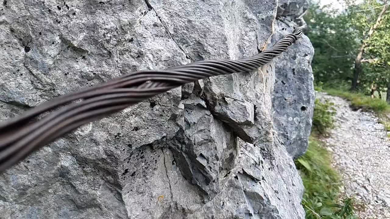 cuerda de acero fijada en bloque por tornillos mosquetones
