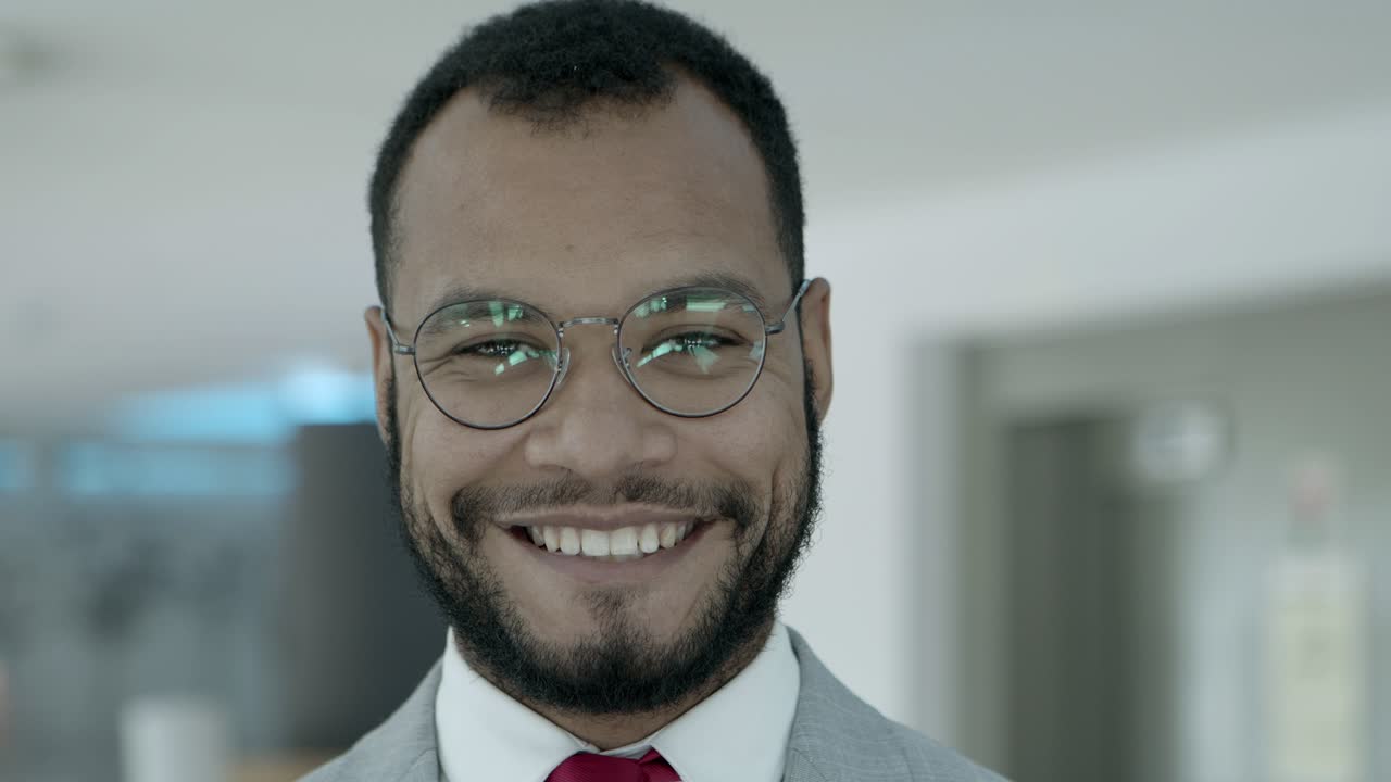 un joven empresario feliz y confiado.