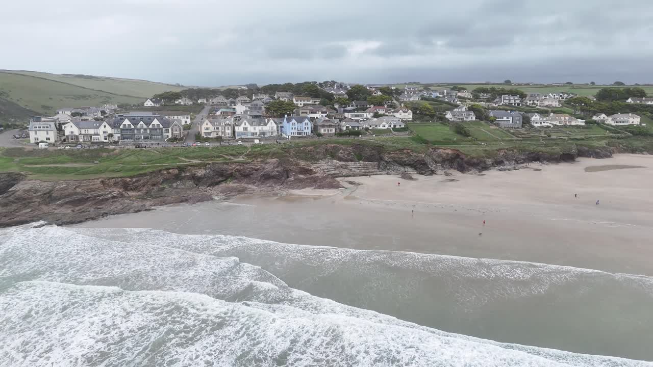 playa polzeath, cornualles, reino unido drone panorámico, desde el aire