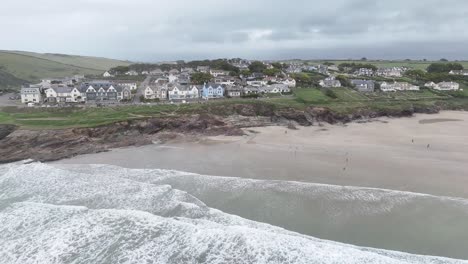 playa polzeath, cornualles, reino unido drone panorámico, desde el aire