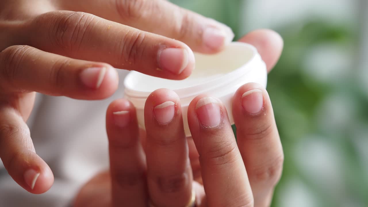 Aplicar crema en las manos