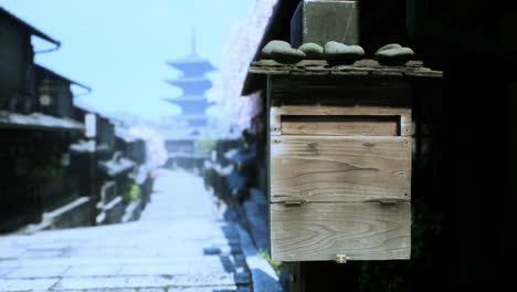 una caja de correo tradicional de madera en un tranquilo pueblo japonés