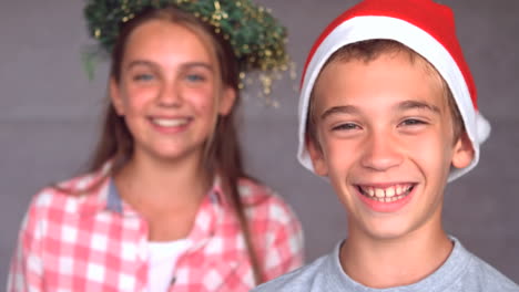 Hermanos-Sonrientes-Con-Sombrero-De-Navidad