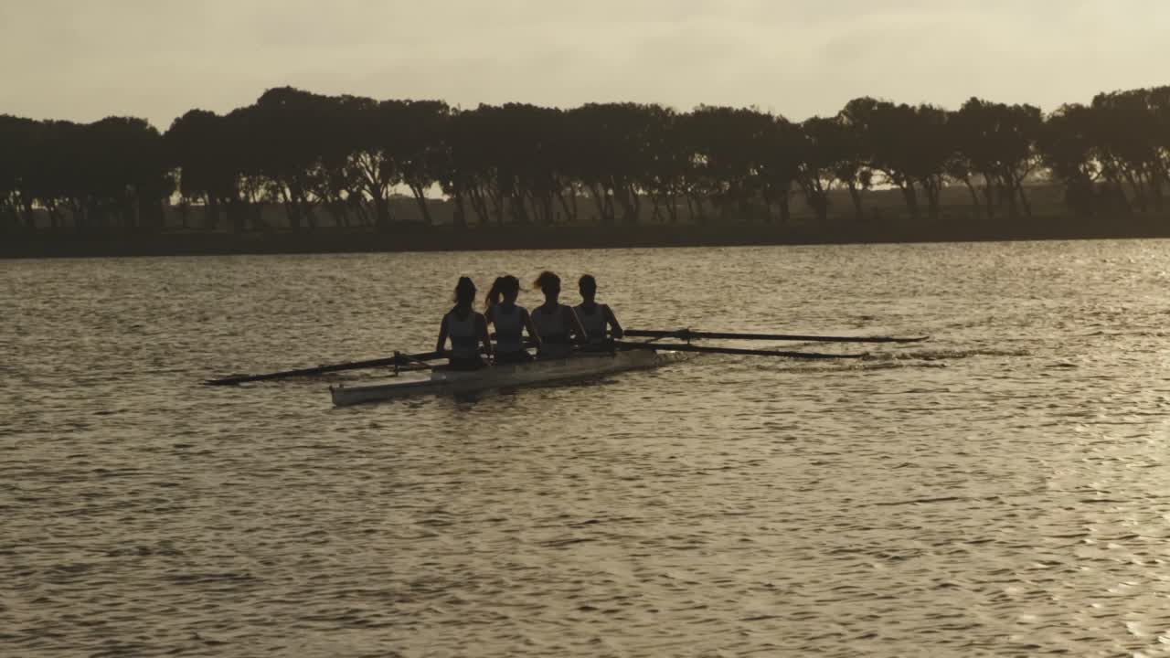 equipo de remo femenino entrenando en un río