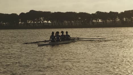 Weibliche-Rudermannschaft-Trainiert-Auf-Einem-Fluss