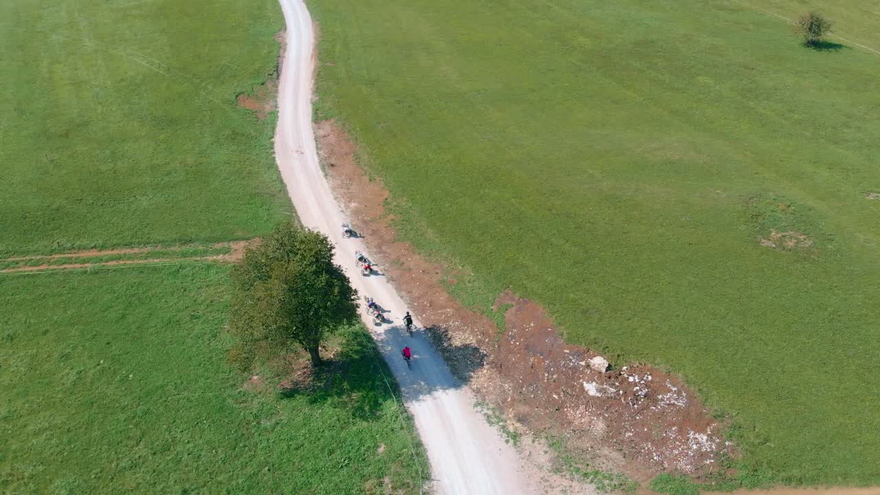 궁극적 인 여름 트라이 애슬론 사이클링 투어 유럽 cerknica 슬로베니아