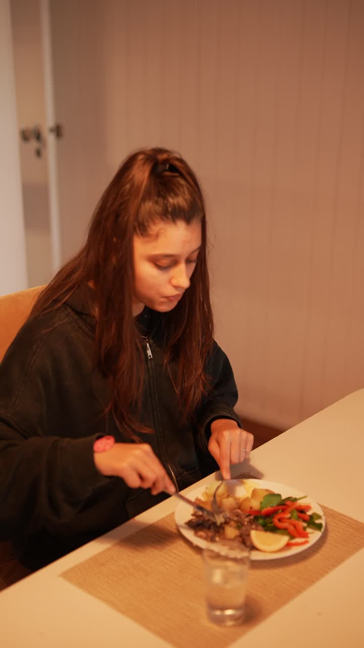 adolescente comiendo la cena