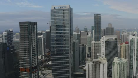 vista aérea de cerca del horizonte del centro de miami moviéndose hacia los edificios