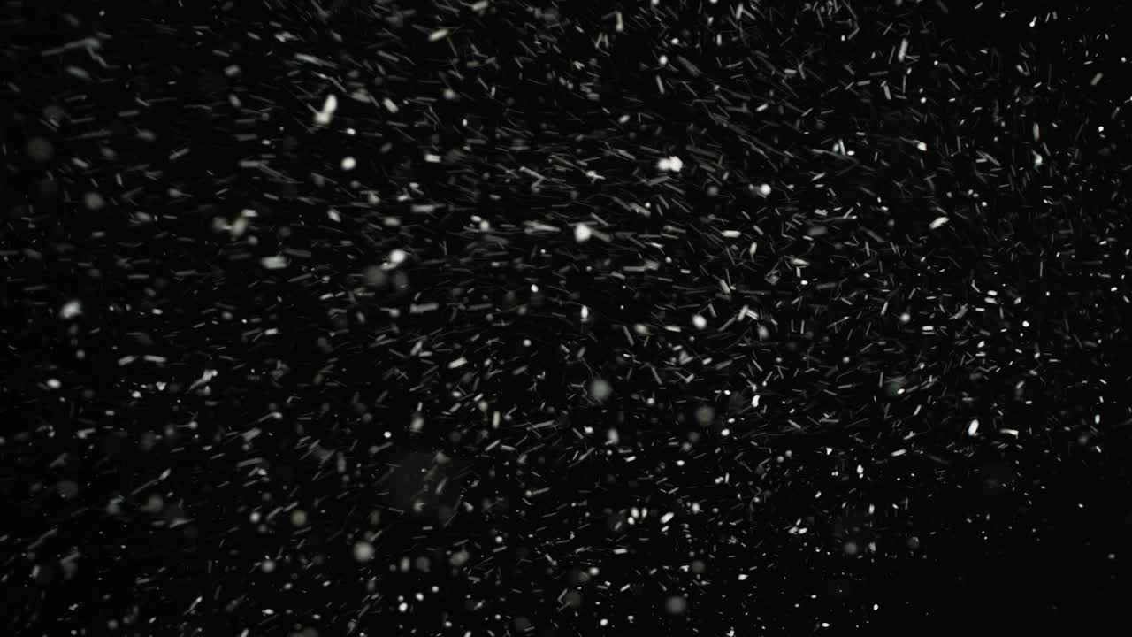 tiempo tormentoso, nieve cayendo, grandes copos de nieve con ráfagas de viento, aislados en fondo negro. reflejo real de la lente que es fácil de usar en modos de superposición de mezcla.