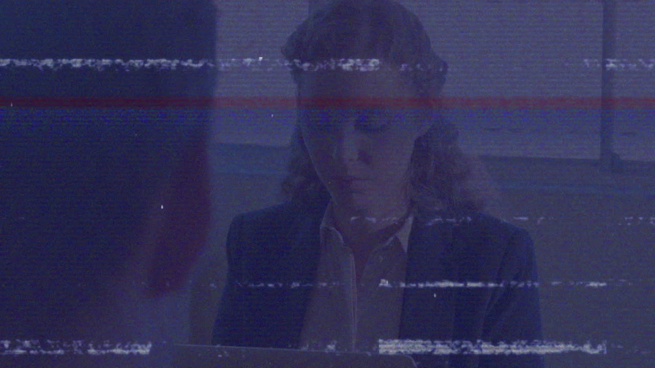 animación del procesamiento de datos en pantalla digital sobre diversos compañeros de trabajo en la oficina