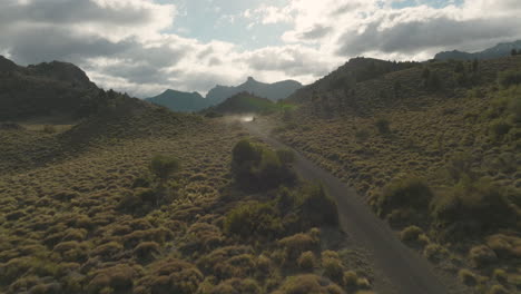 Tiro-De-Drone-Volando-Sobre-Un-Camino-De-Tierra-En-Arroyo-Verde,-Argentina