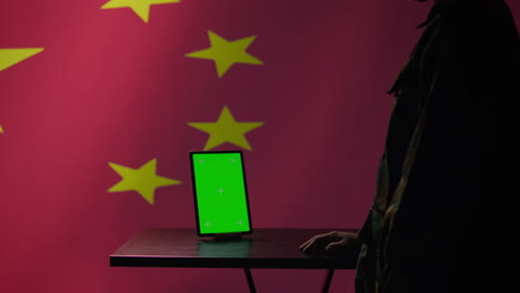 Chinesischer-Ingenieur-Erstellt-Mit-Greenscreen-Tablet-Fake-Accounts-In-Sozialen-Medien