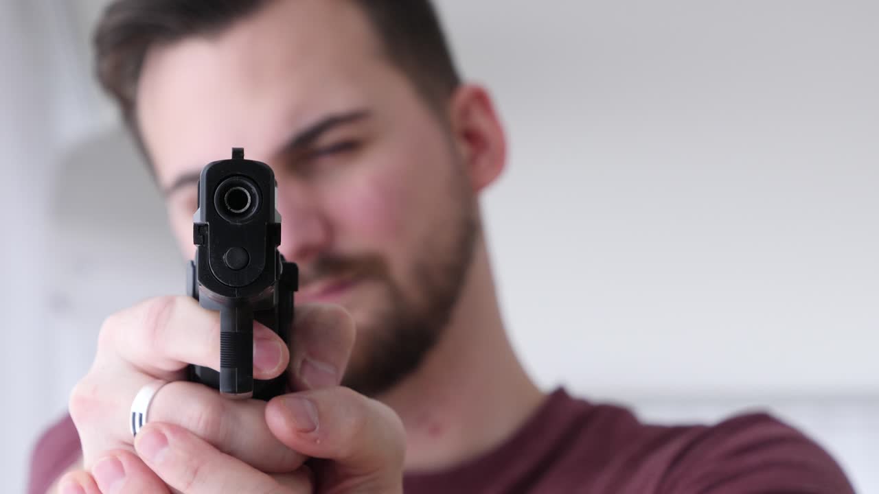 fascinación por las armas amor practicar puntería