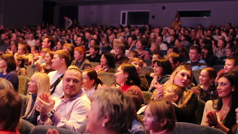 Das-Publikum-Applaudierte-Nach-Der-Premiere