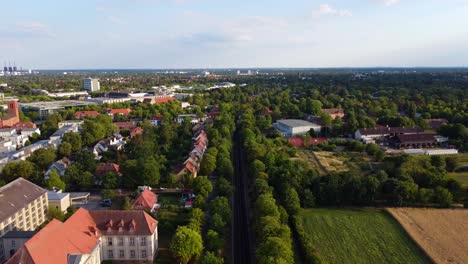 al fondo los edificios de la universidad libre