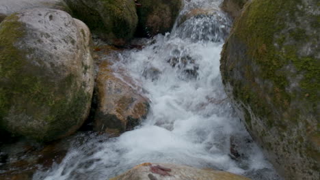 el flujo de agua del río se cierra a cámara lenta