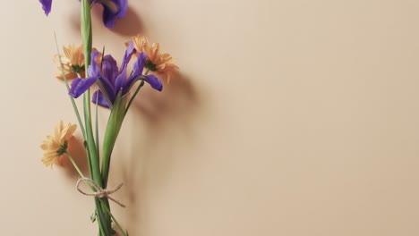 video de un ramo de flores amarillas y púrpuras y copia del espacio en el fondo amarillo