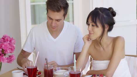 Hombre-Alimentando-A-Su-Esposa-Fruta-En-El-Desayuno