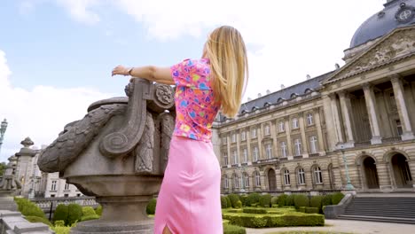 bella mujer con ropa colorida de verano con el edificio de la ciudad vieja detrás