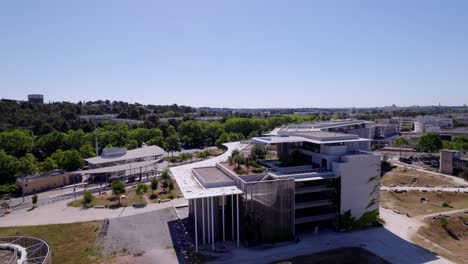 edificio arquitectónico moderno en francia
